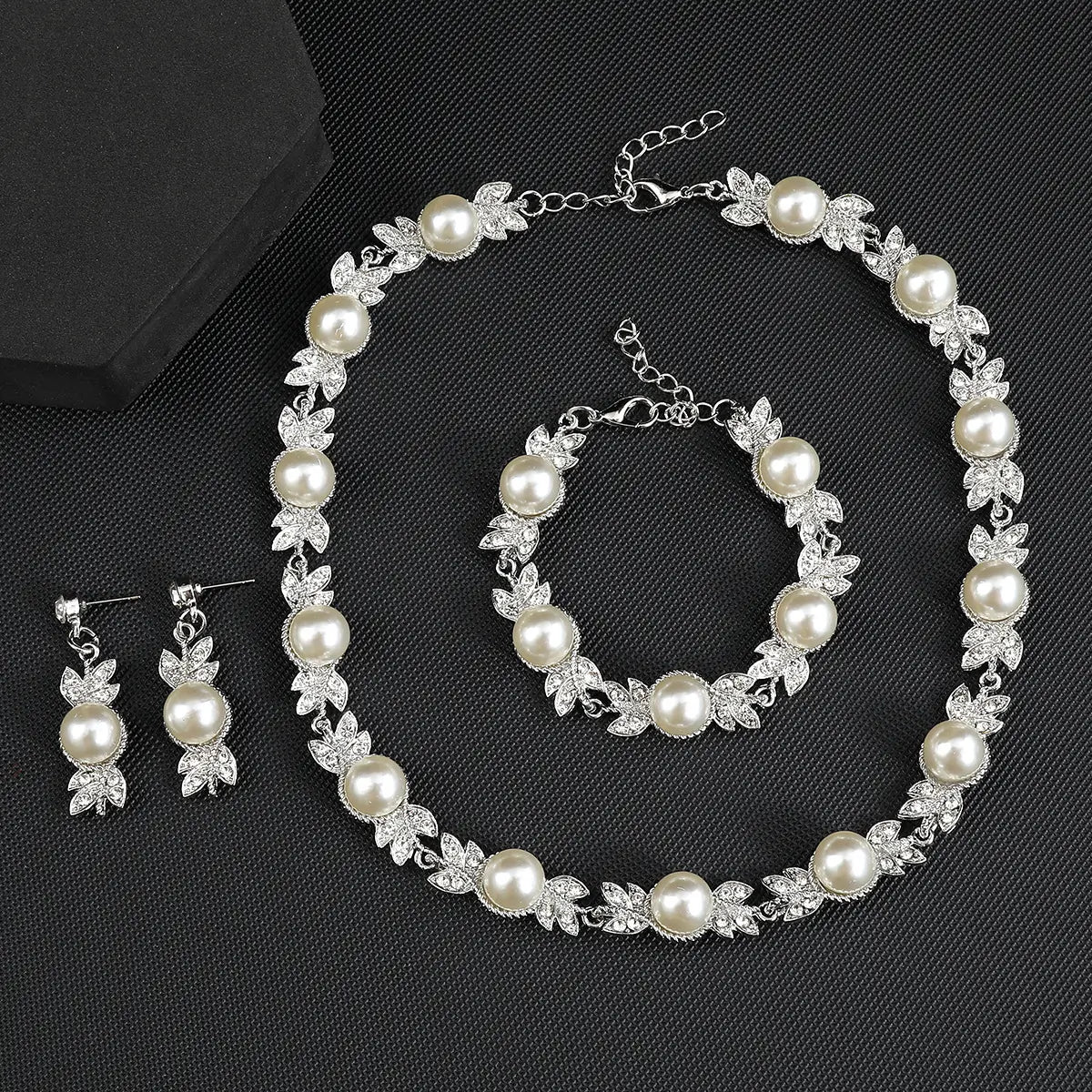 Elegant Vintage Pearl Necklace Set